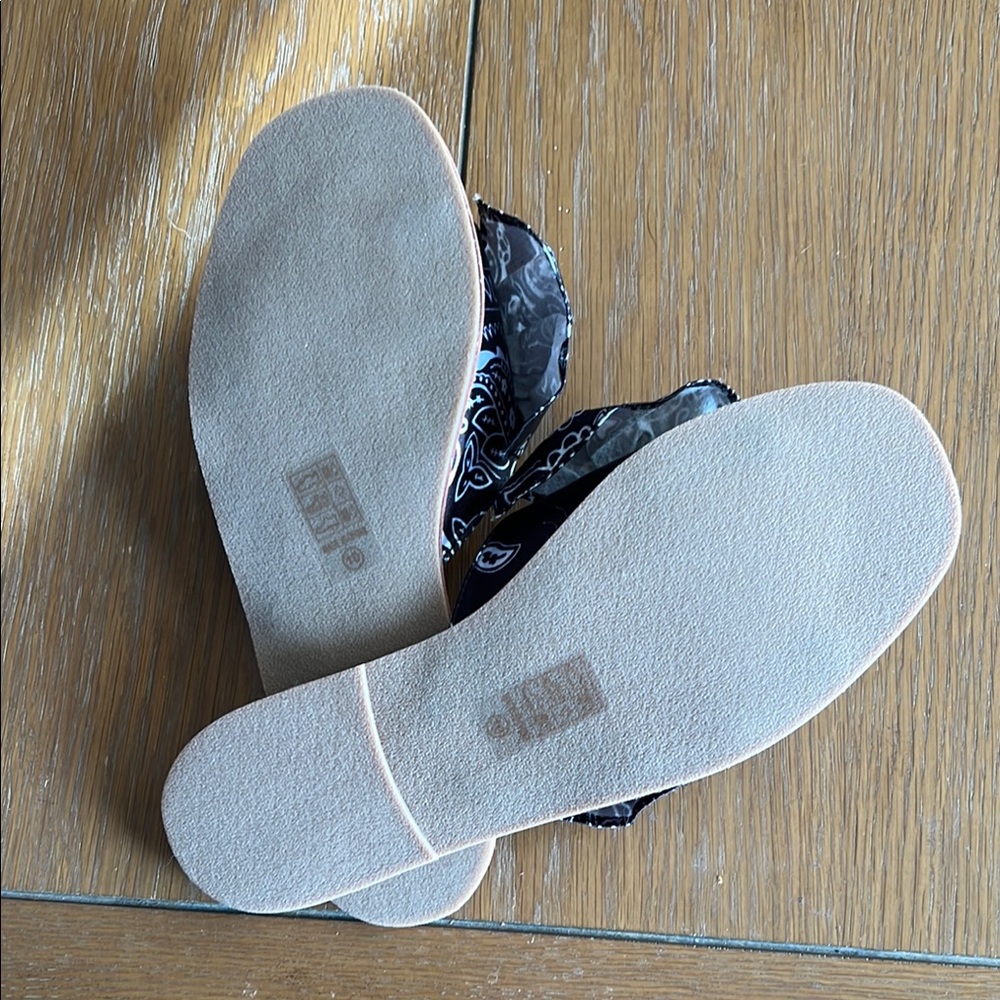 Stylish Black and White Women's Sandals - Picture 3 of 3